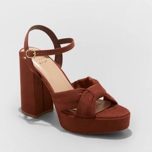 Brown suede open toe block heel!! Super cute for date nights and everything else